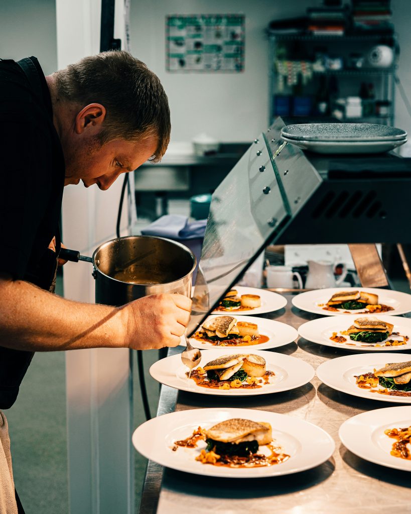 Chef restaurateur retrouvant du sens dans son travail