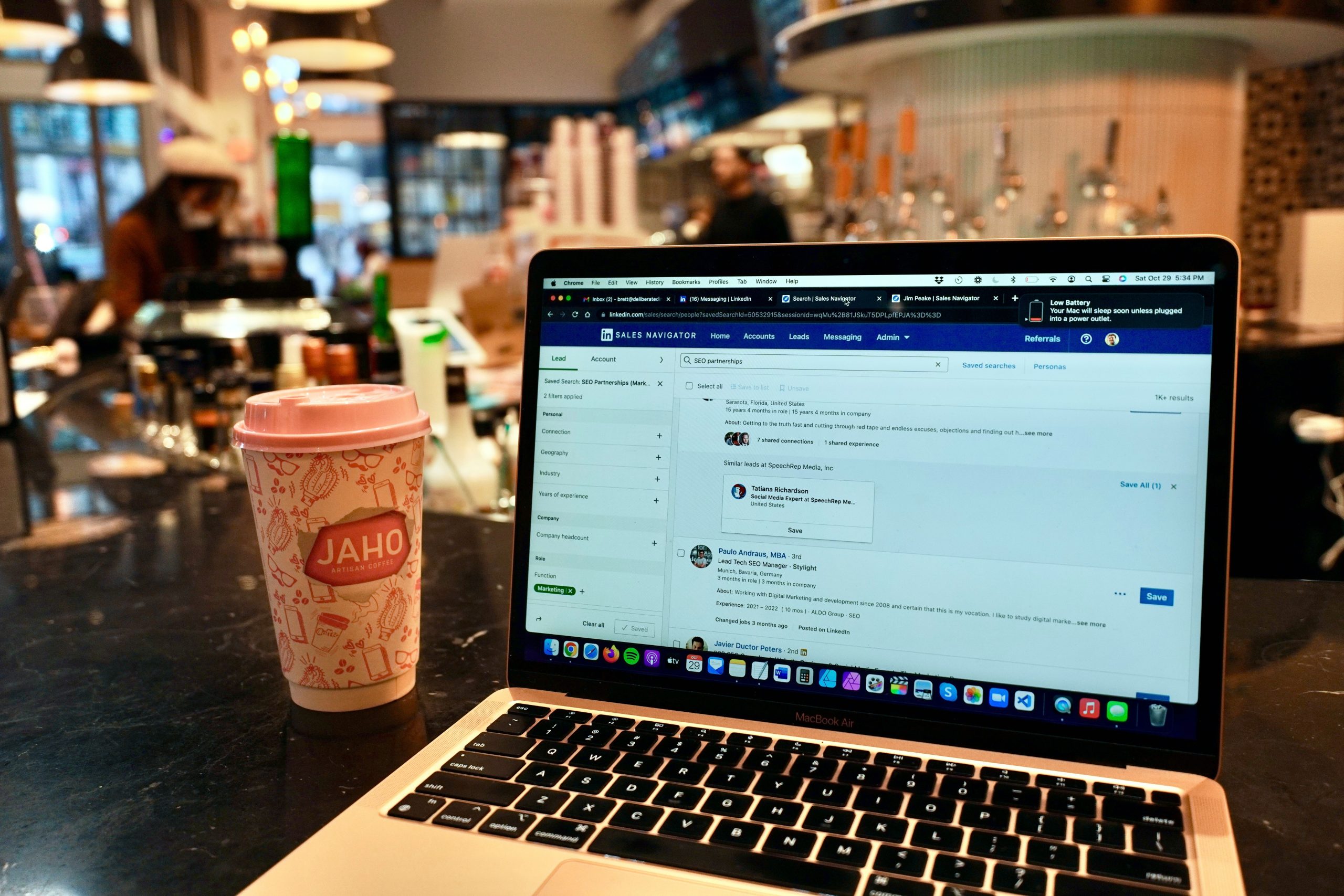 Client de restaurant consultant les avis Google avant de réserver