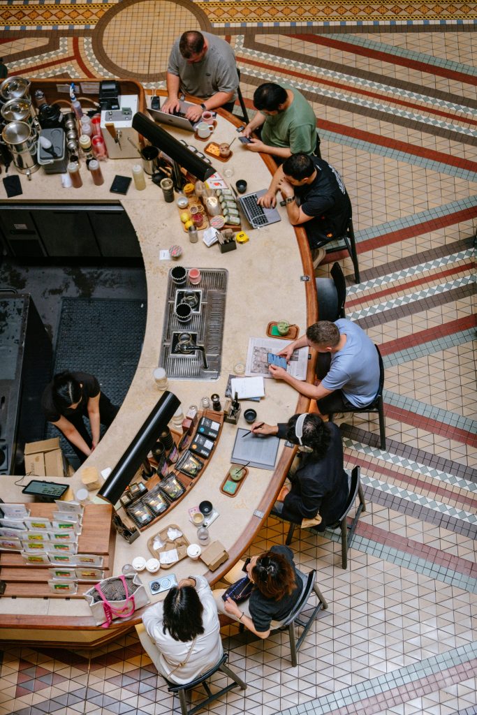 Salle de restaurant vue du dessus : le client arrive informé grâce aux avis en ligne